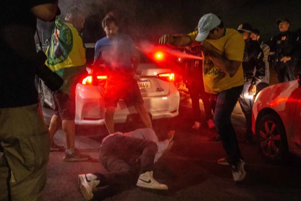 Opositor é agredido e expulso de vigília a Bolsonaro