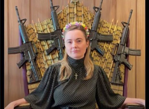 Oruam reage a foto de Júlia Zanatta posando em “trono” com fuzis