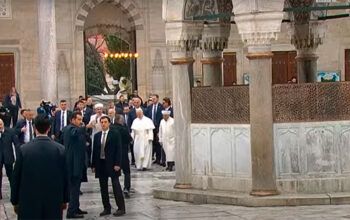 Papa Leão XIV visita a Mesquita Azul na Turquia, mas opta por ficar em silêncio