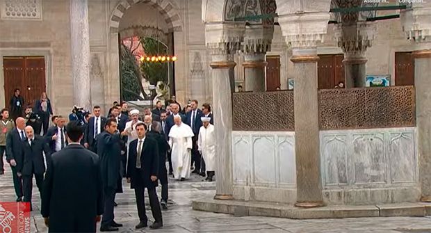 Papa Leão XIV visita a Mesquita Azul na Turquia, mas opta por ficar em silêncio