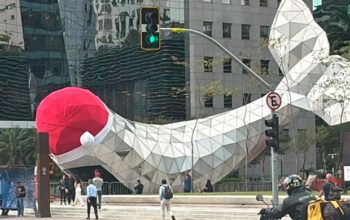 “PirOrca”: baleia símbolo da Avenida Faria Lima vira meme com decoração natalina