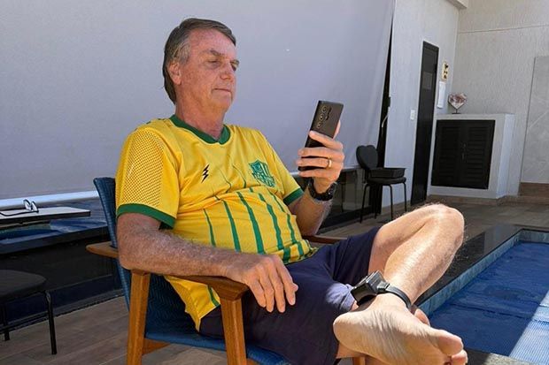 PL corta salário de Bolsonaro e o afasta do partido
