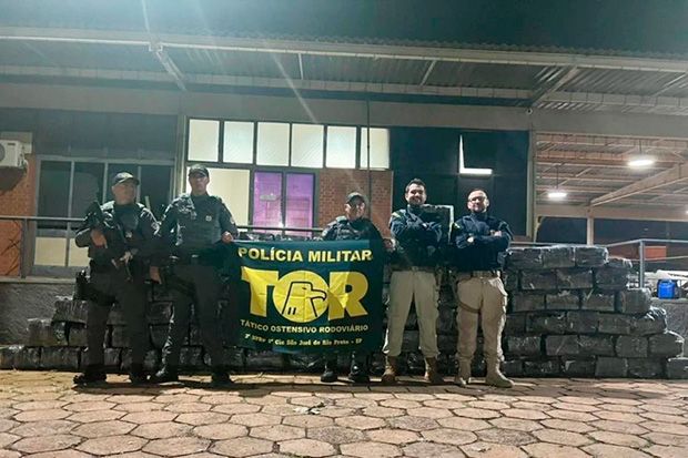 PM acha 2 toneladas de maconha em carga de macarrão