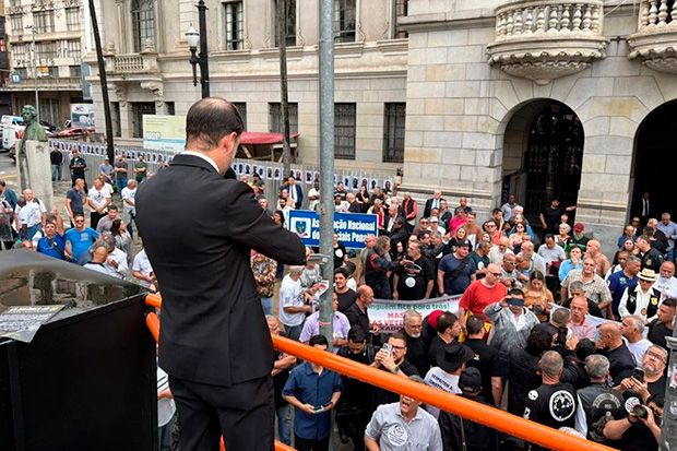 Policiais protestam contra Tarcísio e Derrite no centro de São Paulo