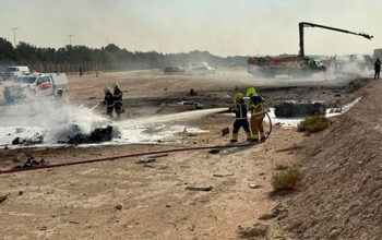 Caça indiano cai durante demonstração em feira aérea em Dubai