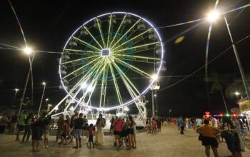 Roda-gigante para de funcionar na Ponta Negra e prefeito acusa ex-vereador de sabotagem