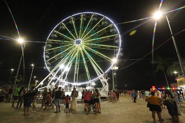 Roda-gigante para de funcionar na Ponta Negra e prefeito acusa ex-vereador de sabotagem