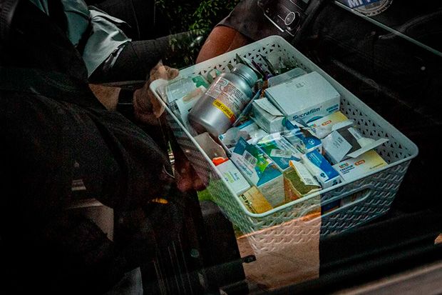 Seguranças levam remédios de Bolsonaro para a sede da PF