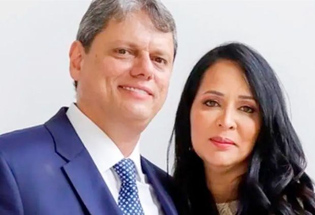 Tarcísio cria 45 novos cargos comissionados para sua esposa comandar