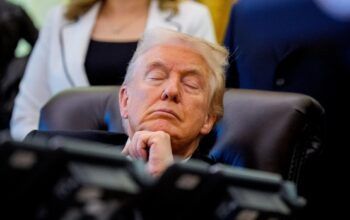 Trump é flagrado dormindo durante coletiva na Casa Branca - vídeo