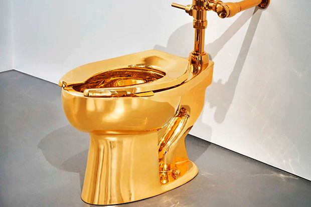Vaso sanitário de ouro é leiloado por R$ 60 milhões após obra de arte ser roubada de um palácio em 2019