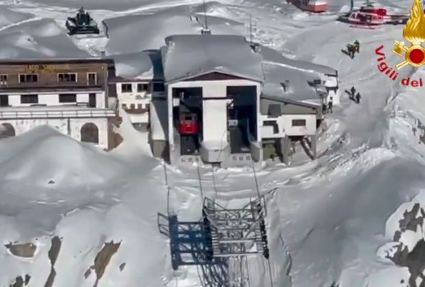 Acidente com teleférico deixa quase 100 presos em montanha na Itália