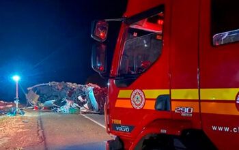 Acidente entre caminhão e micro-ônibus deixa 5 mortos e 4 feridos na BR-386, em Carazinho (RS)