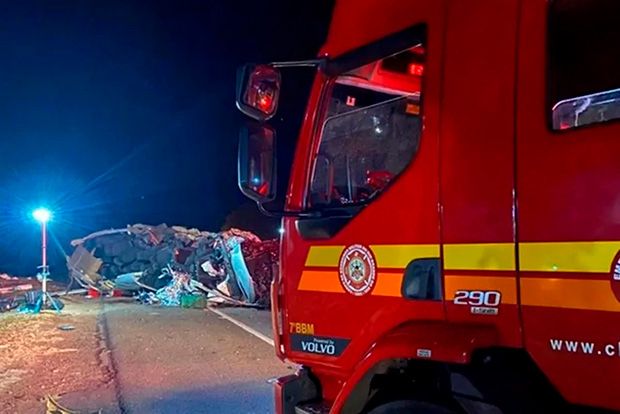 Acidente entre caminhão e micro-ônibus deixa 5 mortos e 4 feridos na BR-386, em Carazinho (RS)