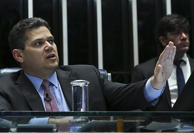 Alcolumbre cancela sabatina de Messias para o STF