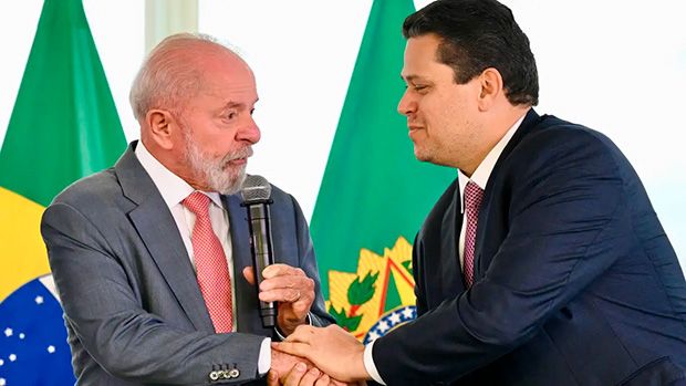 Alcolumbre elogia Lula e sinaliza trégua com o governo