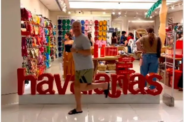 Bolsonarista Sikêra Júnior paga mico em frente a loja das Havaianas e é massacrado na internet