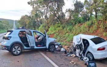 Colisão entre 2 carros mata 5 pessoas na BR-040, em Paracatu, Minas Gerais