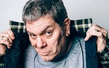 Bolsonarista Roger guitarrista da banda Ultraje a Rigorchama Flávio Bolsonaro de “merda fedida”