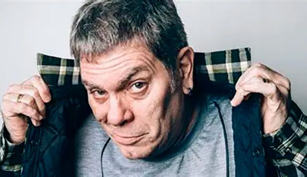 Bolsonarista Roger guitarrista da banda Ultraje a Rigorchama Flávio Bolsonaro de “merda fedida”