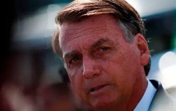 Bolsonaro é levado de volta ao centro cirúrgico por crise de soluços