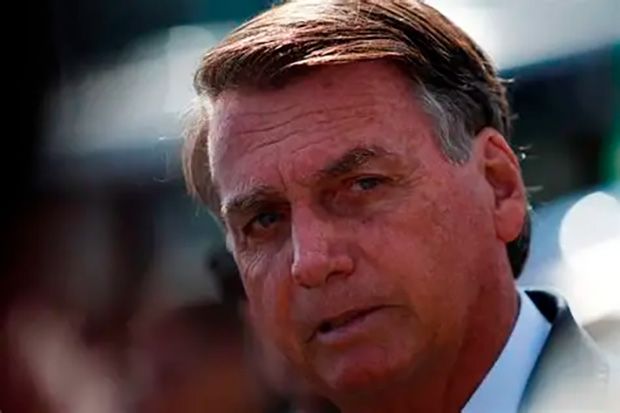 Bolsonaro é levado de volta ao centro cirúrgico por crise de soluços