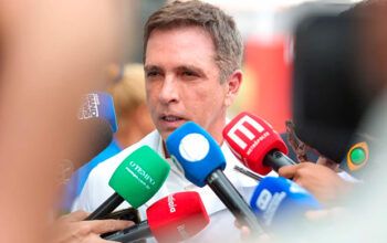 Bolsonaro está deprimido, ansioso e tem crise de soluço, relata médico