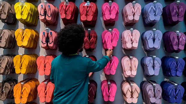 Calçados Guarani esgotou seu estoque de chinelos após colocar o par à venda por R$ 1 em boicote à Havaianas.