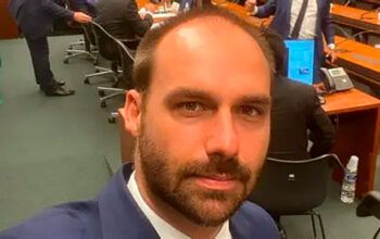 Câmara cancela passaportes diplomáticos de Eduardo Bolsonaro após cassação