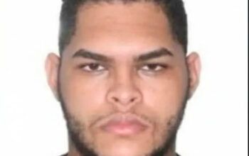 Câmeras flagram homem matando ex-namorada na porta de casa com 20 facadas em Itaúna (MG)