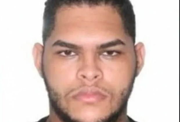 Câmeras flagram homem matando ex-namorada na porta de casa com 20 facadas em Itaúna (MG)