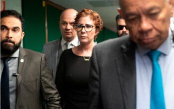 Carla Zambelli sofre agressões na cadeia e advogado consegue transferência de cela
