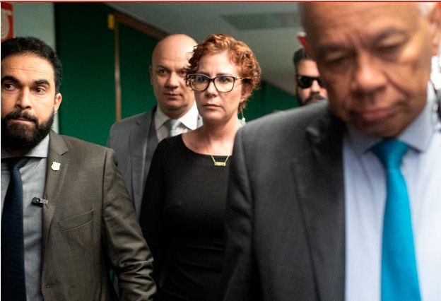 Carla Zambelli sofre agressões na cadeia e advogado consegue transferência de cela