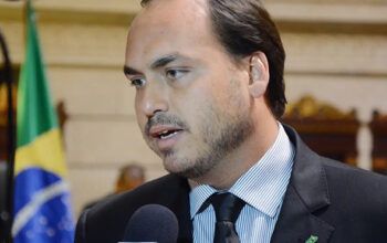 Carlos divulga vídeo com Bolsonaro soluçando: “Doloroso demais”, diz