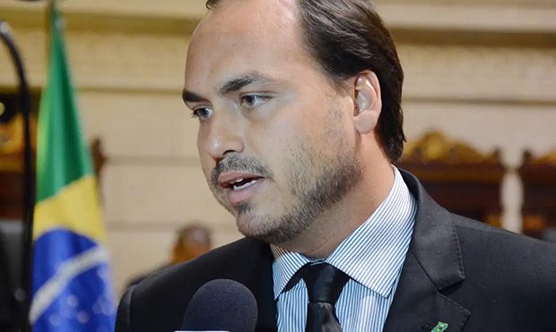 Carlos divulga vídeo com Bolsonaro soluçando: “Doloroso demais”, diz