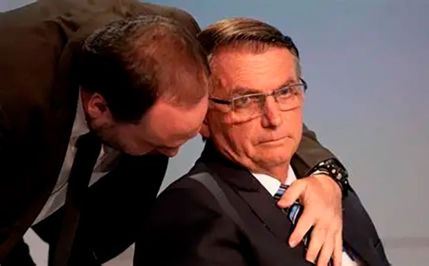 Carlos diz que Bolsonaro tem “boa evolução”, mas que os “soluços voltaram”