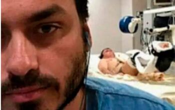 Carluxo desobedece Moraes e posta foto de Bolsonaro no hospital