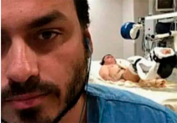 Carluxo desobedece Moraes e posta foto de Bolsonaro no hospital