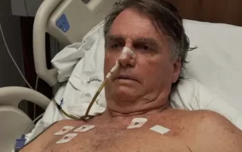 Carluxo posta Vídeo de Bolsonaro em hospital e diz que “sistema tentou matá-lo”