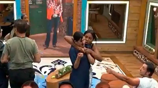 Carol dá mata-leão em Duda e “A Fazenda 17” tem recorde de expulsões