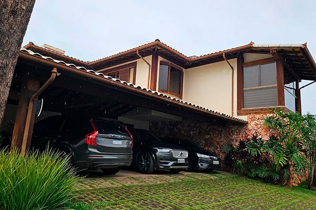 Fraude do INSS - PF apreende carro de luxo, relógios, armas e dinheiro adquiridos com recursos desviados do esquema