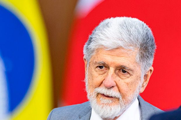 Ex-chanceler Celso Amorim confirma que sabia da viagem de Joesley Batista à Venezuela