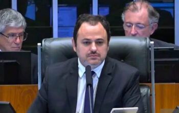 Deputado Glauber Braga ocupa cadeira de Hugo: "Ficarei até o limite das minhas forças"