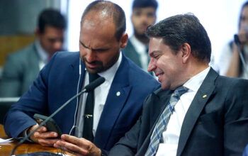 Dino proíbe governo de repassar emendas para Eduardo e Ramagem