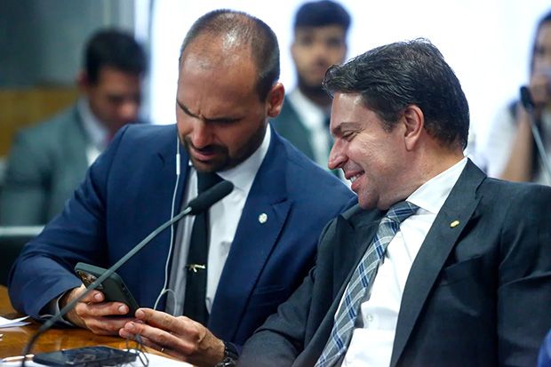 Dino proíbe governo de repassar emendas para Eduardo e Ramagem