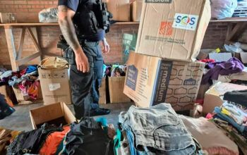 Doações para vítimas das enchentes no RS são desviadas e vendidas em brechós