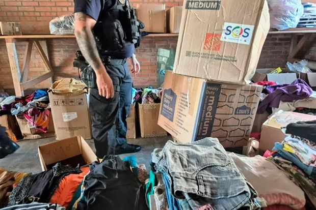 Doações para vítimas das enchentes no RS são desviadas e vendidas em brechós