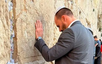 Em Israel, Eduardo deixa bilhetinho no Muro das Lamentações: “Solta o Bolsonaro”