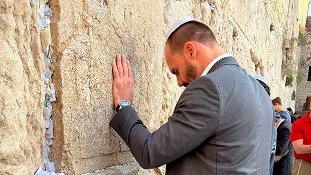 Em Israel, Eduardo deixa bilhetinho no Muro das Lamentações: “Solta o Bolsonaro”