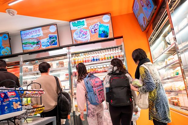 Em protesto contra imposição dos EUA, viajantes usam pijamas em aviões